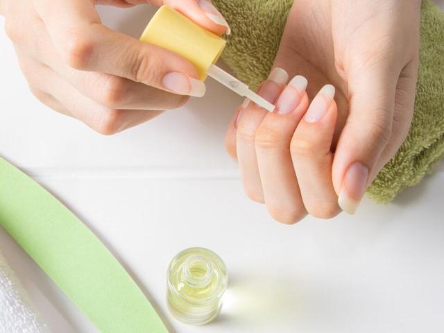 Gesunde Nägel dank selbstgemachtem Nagelöl: Rezept und Tipps zur Anwendung Gesunde Nägel dank selbstgemachtem Nagelöl: Rezept und Tipps zur Anwendung