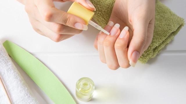 DIY Nagelöl: So einfach können Sie es zu Hause herstellen und anwenden DIY Nagelöl: So einfach können Sie es zu Hause herstellen und anwenden