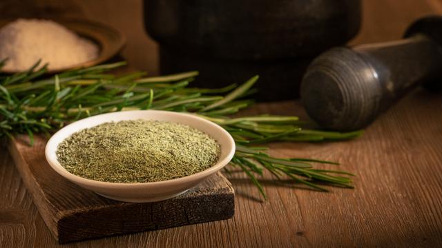 Rosmarinsalz selber machen: Tipps und Tricks Rosmarinsalz selber machen: Tipps und Tricks