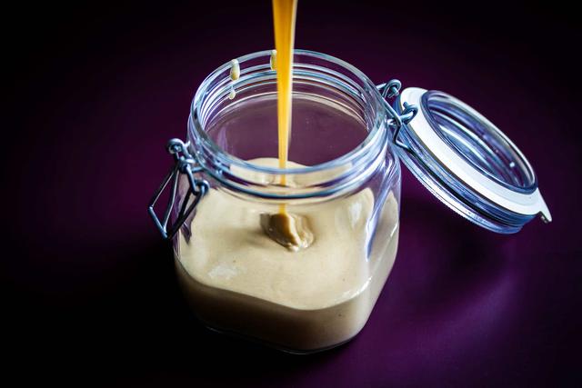 Keine Verpackungsmüll mehr: So sparst du mit selbstgemachtem Tahin Keine Verpackungsmüll mehr: So sparst du mit selbstgemachtem Tahin