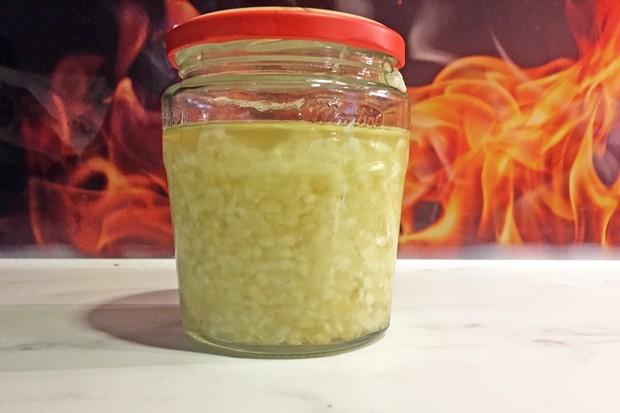 Einfaches Rezept: Knoblauch in Öl als Würze für gegrilltes Fleisch oder Fisch Einfaches Rezept: Knoblauch in Öl als Würze für gegrilltes Fleisch oder Fisch