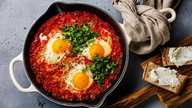 Shakshuka: Das israelische Nationalgericht für ein herzhaftes Frühstück Shakshuka: Das israelische Nationalgericht für ein herzhaftes Frühstück