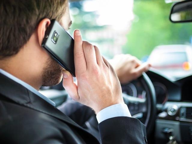 Tipps zum Telefonieren während der Fahrt: Darauf sollten Sie achten Tipps zum Telefonieren während der Fahrt: Darauf sollten Sie achten