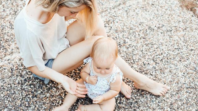 Babys auf dem Schoß sitzen lassen: Tipps für eine sichere und gesunde Sitzposition Babys auf dem Schoß sitzen lassen: Tipps für eine sichere und gesunde Sitzposition