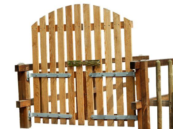 Rechtliche Vorschriften beim Bau eines Gartentores beachten