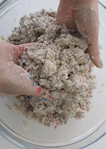 Kinderliebling Zaubersand: So kannst du ihn ganz einfach selbst machen