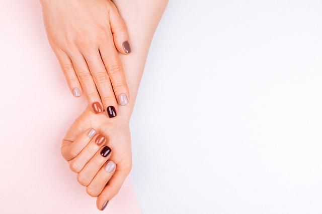 Gel-Nagellack rauswachsen lassen: So gelingt die Selbstentfernung der Gelnägel Gel-Nagellack rauswachsen lassen: So gelingt die Selbstentfernung der Gelnägel