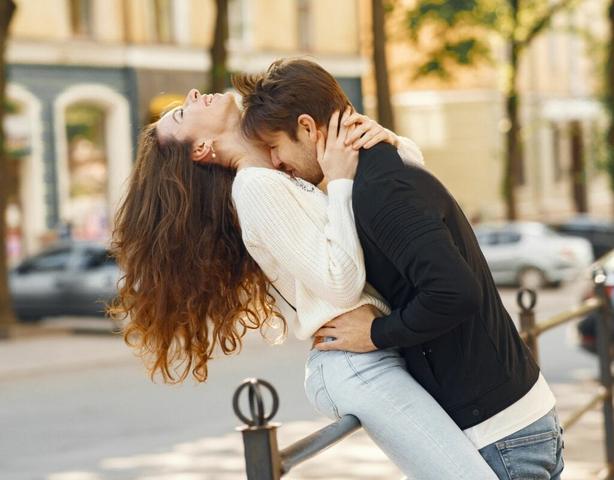 Romantische Gesten: Wie man mit Zunge küssen kann, um Liebe auszudrücken Romantische Gesten: Wie man mit Zunge küssen kann, um Liebe auszudrücken