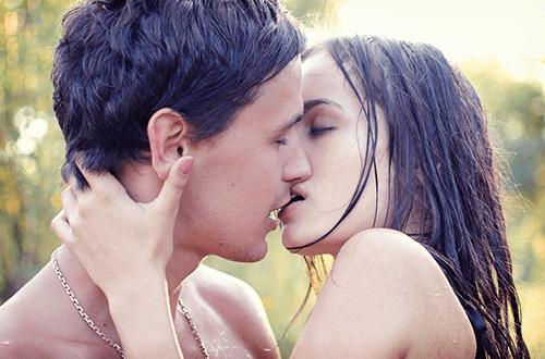Der French Kiss: So gelingt der leidenschaftliche Kuss mit Zunge Der French Kiss: So gelingt der leidenschaftliche Kuss mit Zunge