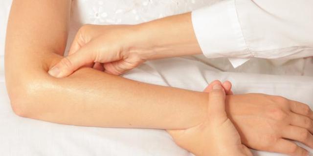 Schlaflosigkeit wegen Tennisarm? So finden Sie wieder zur Ruhe