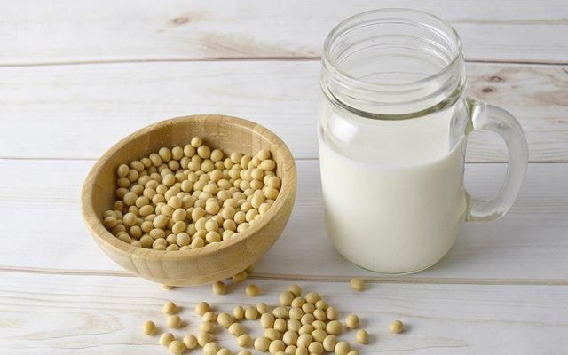 Gesunde vegane Alternative: Sojajoghurt selbst gemacht Gesunde vegane Alternative: Sojajoghurt selbst gemacht