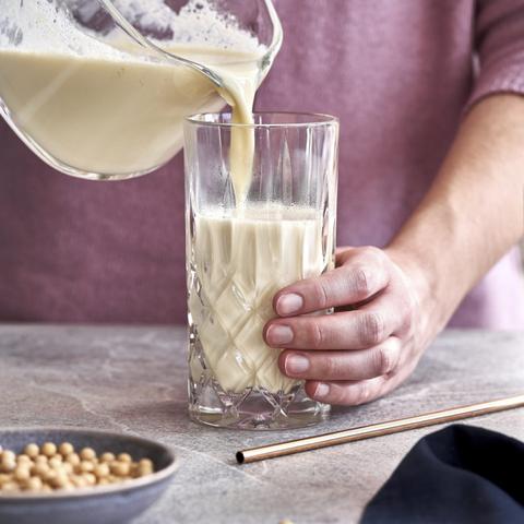 Gesunde und nachhaltige Ernährung: Sojamilch einfach selbst herstellen