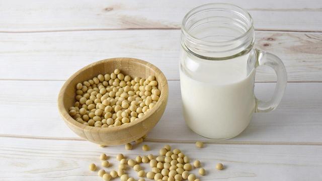 DIY-Sojamilch: Frische pflanzliche Milch aus eigener Herstellung