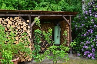 Eine Solardusche selbst bauen: Anleitung für den eigenen Wellness-Luxus im Garten Eine Solardusche selbst bauen: Anleitung für den eigenen Wellness-Luxus im Garten