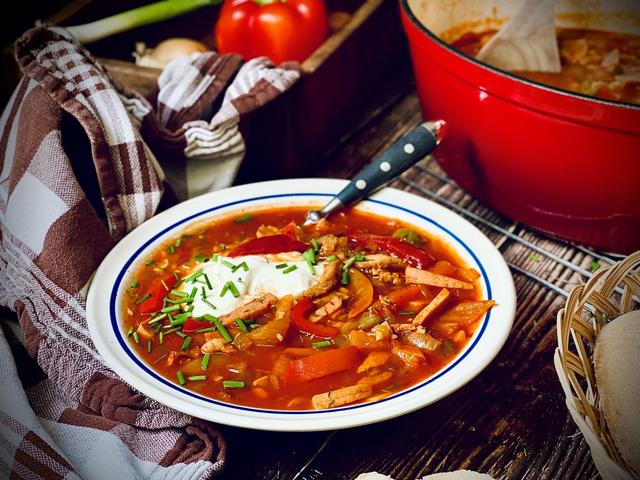 Probieren Sie Soljanka: Eine herzhafte Suppe mit osteuropäischem Flair Probieren Sie Soljanka: Eine herzhafte Suppe mit osteuropäischem Flair