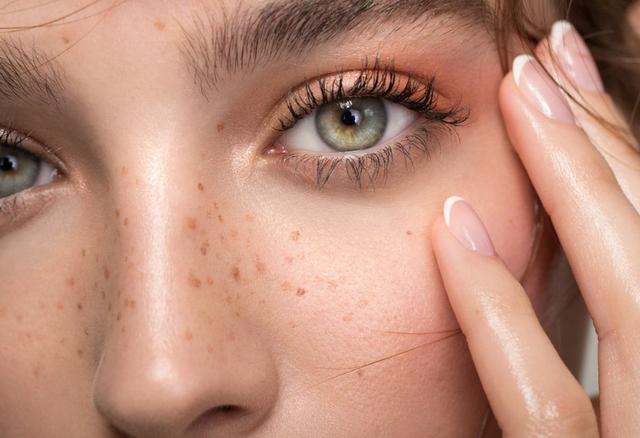 Fake Freckles: 6 Methoden, um Sommersprossen selbst zu kreieren Fake Freckles: 6 Methoden, um Sommersprossen selbst zu kreieren