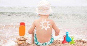 Ab wann sollte ich mein Baby mit Sonnencreme eincremen?