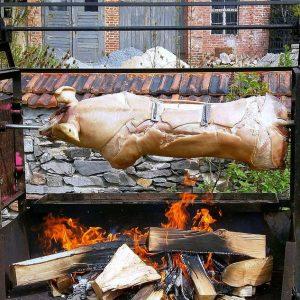 Mit DIY Spanferkelgrill zum Grillkönig werden: So einfach geht