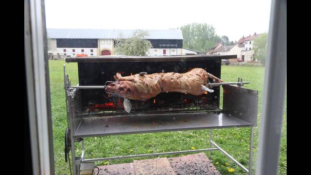 Genuss pur: Spanferkel grillen mit selbstgebautem Grill - so gelingt es garantiert!