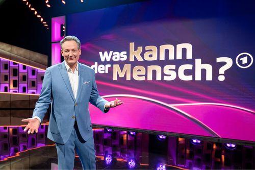 Von Apnoe-Tauchen bis Gedächtnistraining: Die Hirschhausen-Show erforscht die Grenzen des menschlichen Könnens Von Apnoe-Tauchen bis Gedächtnistraining: Die Hirschhausen-Show erforscht die Grenzen des menschlichen Könnens