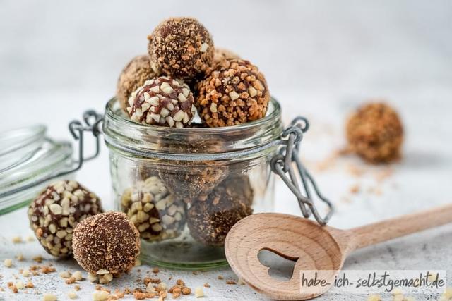 Abwechslung auf dem Plätzchen-Teller: Spekulatius Pralinen selber machen Abwechslung auf dem Plätzchen-Teller: Spekulatius Pralinen selber machen