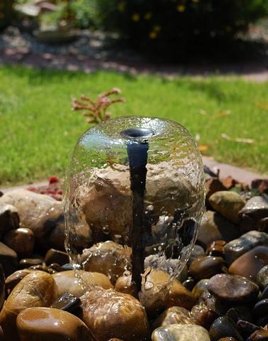Dekorieren: Letzter Schliff fürs Wasserspiel im Garten