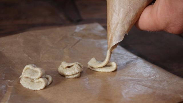 Backen ohne Spritzbeutel: So kannst du eine Spritztüte selber machen Backen ohne Spritzbeutel: So kannst du eine Spritztüte selber machen