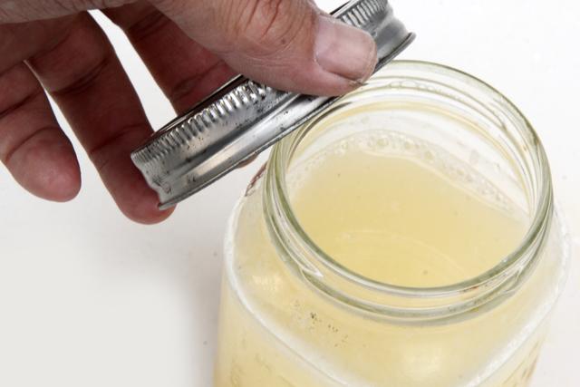 Spaß garantiert: Selbstgemachte Stinkbomben aus harmlosen Zutaten Spaß garantiert: Selbstgemachte Stinkbomben aus harmlosen Zutaten