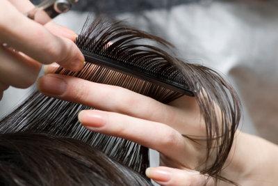 Schöne Stufen selber schneiden: Anleitung für den Heim-Friseur Schöne Stufen selber schneiden: Anleitung für den Heim-Friseur