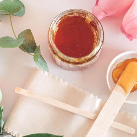 Haarentfernung ohne Chemie: DIY Sugaring für glatte Haut Haarentfernung ohne Chemie: DIY Sugaring für glatte Haut