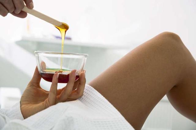 Glatte Beine ohne Aufwand: Sugaring einfach zu Hause machen Glatte Beine ohne Aufwand: Sugaring einfach zu Hause machen