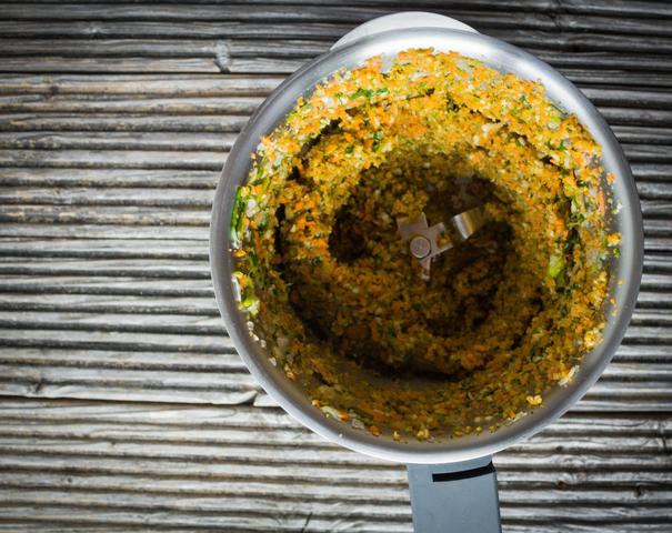 Natürlich, gesund und lecker: Selbstgemachtes Suppengewürz mit getrockneten Küchen- und Würzkräutern Natürlich, gesund und lecker: Selbstgemachtes Suppengewürz mit getrockneten Küchen- und Würzkräutern