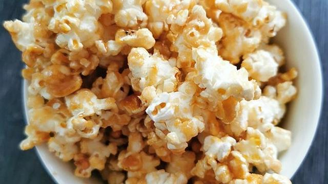 Süße Popcorn-Köstlichkeit aus eigener Herstellung Süße Popcorn-Köstlichkeit aus eigener Herstellung