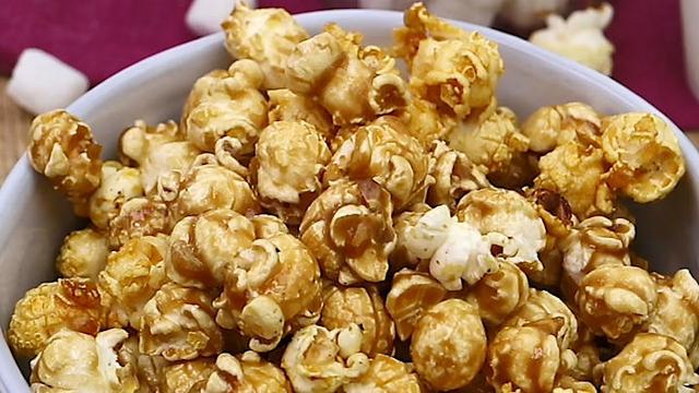 Selbstgemachtes süßes Popcorn wie im Kino genießen Selbstgemachtes süßes Popcorn wie im Kino genießen