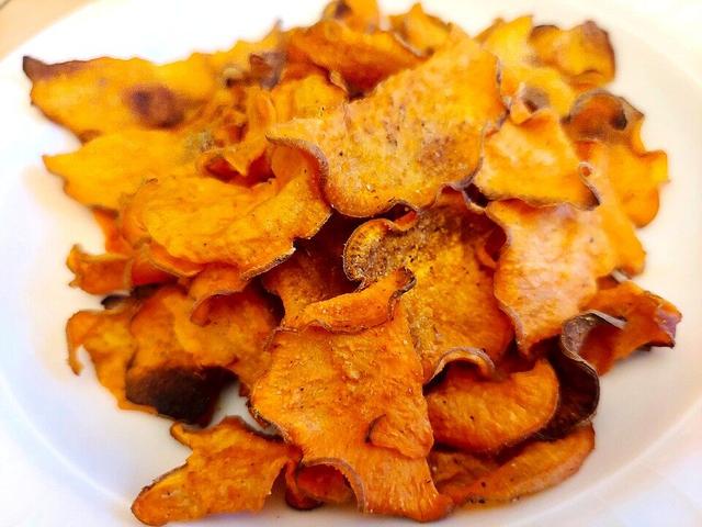 Genussvoller Knabberspaß: Süßkartoffelchips ganz einfach zuhause machen Genussvoller Knabberspaß: Süßkartoffelchips ganz einfach zuhause machen