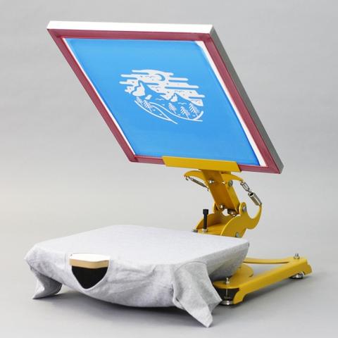 Praktische Siebdruckpresse für das Bedrucken von T-Shirts zu Hause Praktische Siebdruckpresse für das Bedrucken von T-Shirts zu Hause