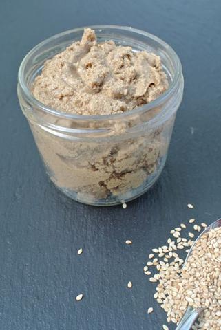 Cremiges Tahin im Mixer selbst herstellen