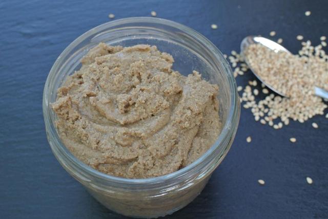 Tahini selber machen: Gesund, lecker und vielseitig verwendbar Tahini selber machen: Gesund, lecker und vielseitig verwendbar