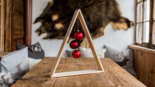 Schöne Deko-Idee: Weihnachtsbaum aus Holzlatten ganz einfach selber machen