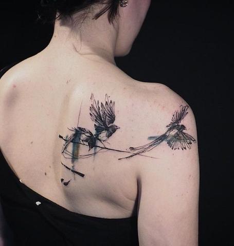 Freiheit und Unabhängigkeit: Die Symbolik von Vogel Tattoos für Frauen