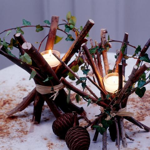 Teelichthalter selber machen: Natürlicher Look mit dünnen Zweigen Teelichthalter selber machen: Natürlicher Look mit dünnen Zweigen