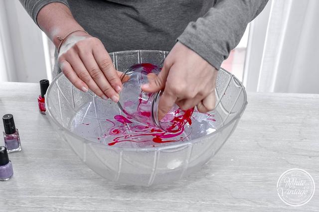 Originelle Idee: Nagellack-Wasser-Marmorierung für einzigartigen Teelichthalter Originelle Idee: Nagellack-Wasser-Marmorierung für einzigartigen Teelichthalter