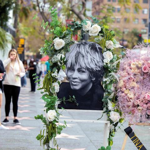 Tina Turners Beerdigung: Familie und Freunde nehmen Abschied Tina Turners Beerdigung: Familie und Freunde nehmen Abschied