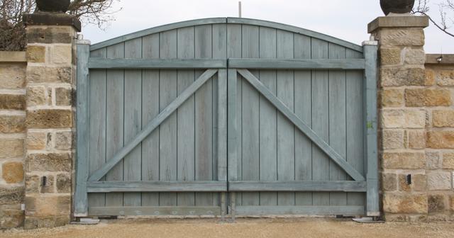 Mit rustikalem Charme: Einzigartiges Hoftor aus Holz selbst bauen Mit rustikalem Charme: Einzigartiges Hoftor aus Holz selbst bauen