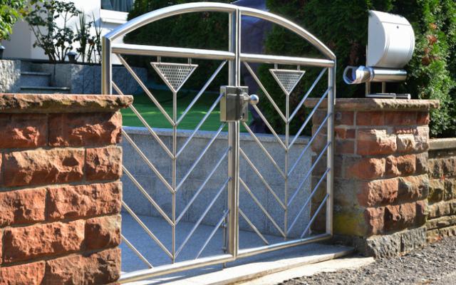 Hoftor selber bauen: Materialwahl, Werkzeug und Kosten im Überblick