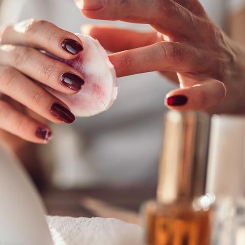 Schritt-für-Schritt-Anleitung: So entfernen Sie Shellac zu Hause Schritt-für-Schritt-Anleitung: So entfernen Sie Shellac zu Hause