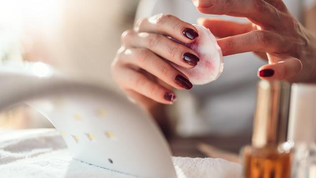 Wie Sie Shellac schonend und einfach selbst entfernen können Wie Sie Shellac schonend und einfach selbst entfernen können