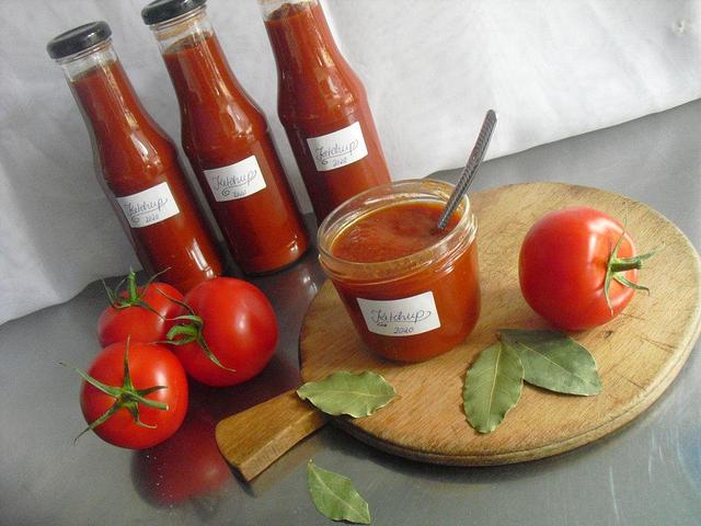 Schnelles Rezept für selbstgemachten Tomatenketchup - perfekt als Dip und Sauce Schnelles Rezept für selbstgemachten Tomatenketchup - perfekt als Dip und Sauce