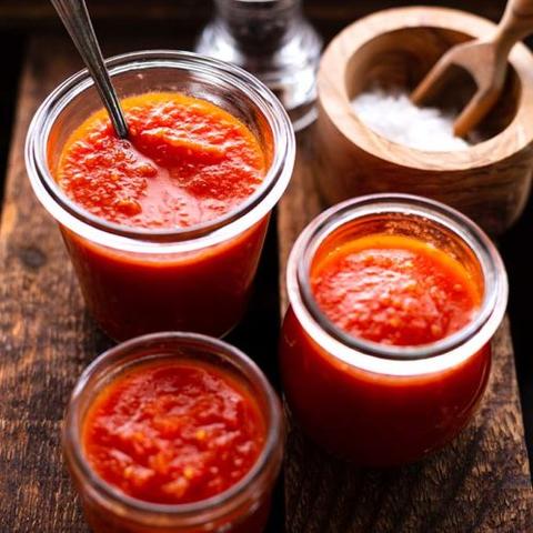 Fruchtig-würziger Tomatenketchup selber machen - schnell und unkompliziert Fruchtig-würziger Tomatenketchup selber machen - schnell und unkompliziert