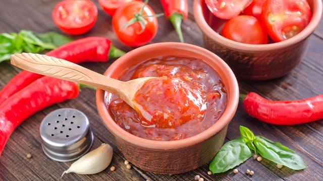 Gesunder und leckerer Tomatenketchup ohne raffinierten Zucker selbst gemacht Gesunder und leckerer Tomatenketchup ohne raffinierten Zucker selbst gemacht